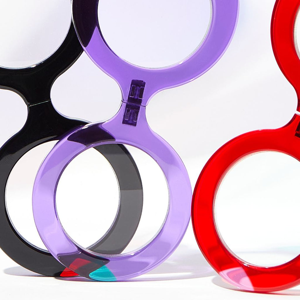 Colgantes gafas en forma de corazón en combinaciones de colores negro y rojo, morado y verde y rojo y rosa