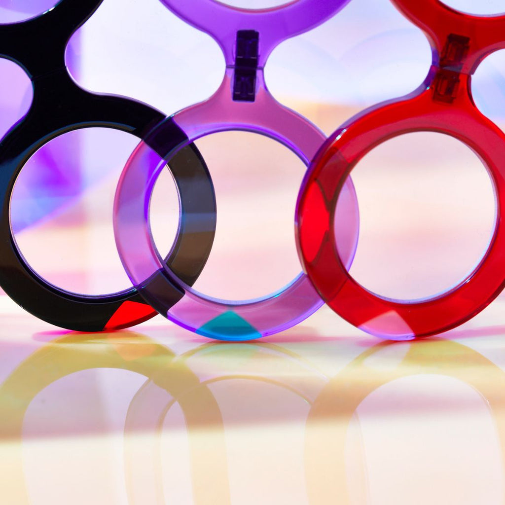 Colgantes gafas en forma de corazón en combinaciones de colores negro y rojo, morado y verde y rojo y rosa