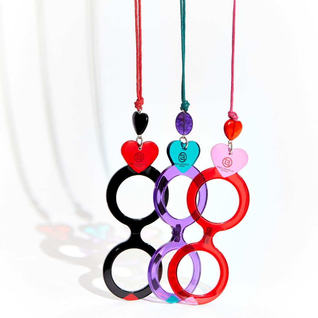 Colgantes gafas en forma de corazón en combinaciones de colores negro y rojo, morado y verde y rojo y rosa