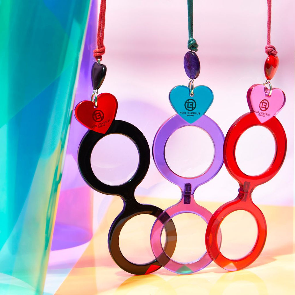 Colgantes gafas en forma de corazón en combinaciones de colores negro y rojo, morado y verde y rojo y rosa
