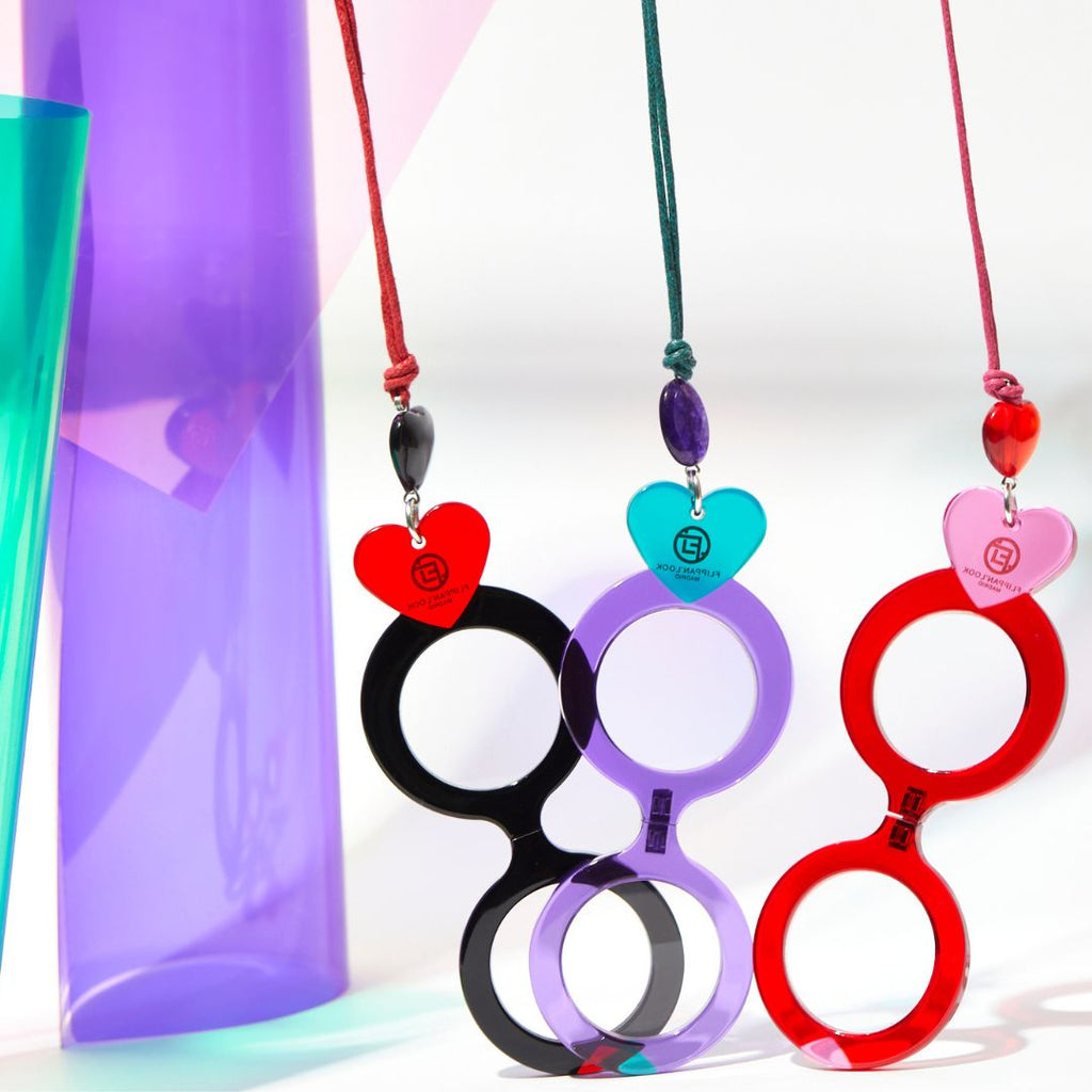 Colgantes gafas en forma de corazón en combinaciones de colores negro y rojo, morado y verde y rojo y rosa