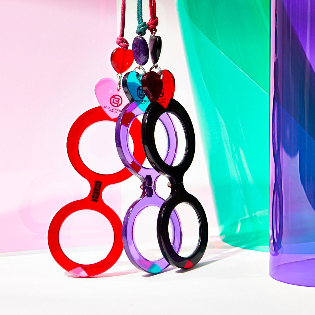 Colgantes gafas en forma de corazón en combinaciones de colores negro y rojo, morado y verde y rojo y rosa